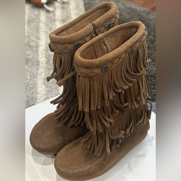Minnetonka 3 Layer Fringe Boot milk chocolate Brown Size 4 kids retired color - Picture 1 of 9